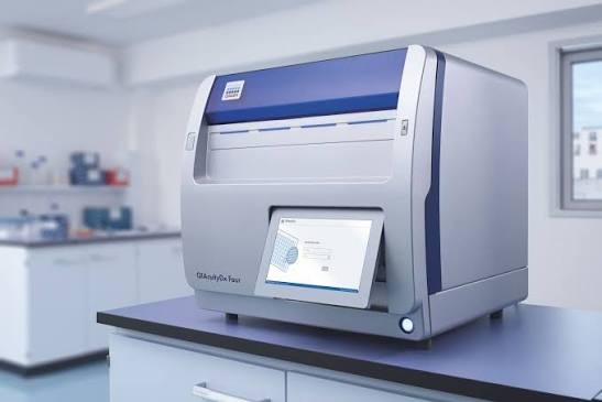 Equipamento de qPCR digital QIAcuity em bancada de laboratório.
