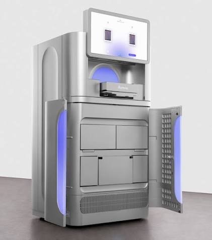 Sequenciador de nova geração (NGS) iluminado em azul, equipamento de alto valor disponível para uso multiusuário.